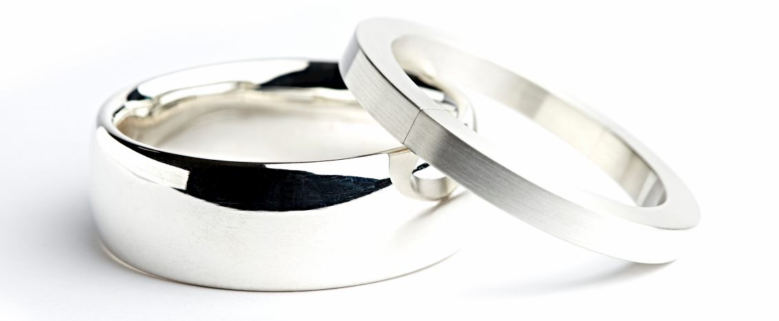Zwei Armreifen in 925 Silber.